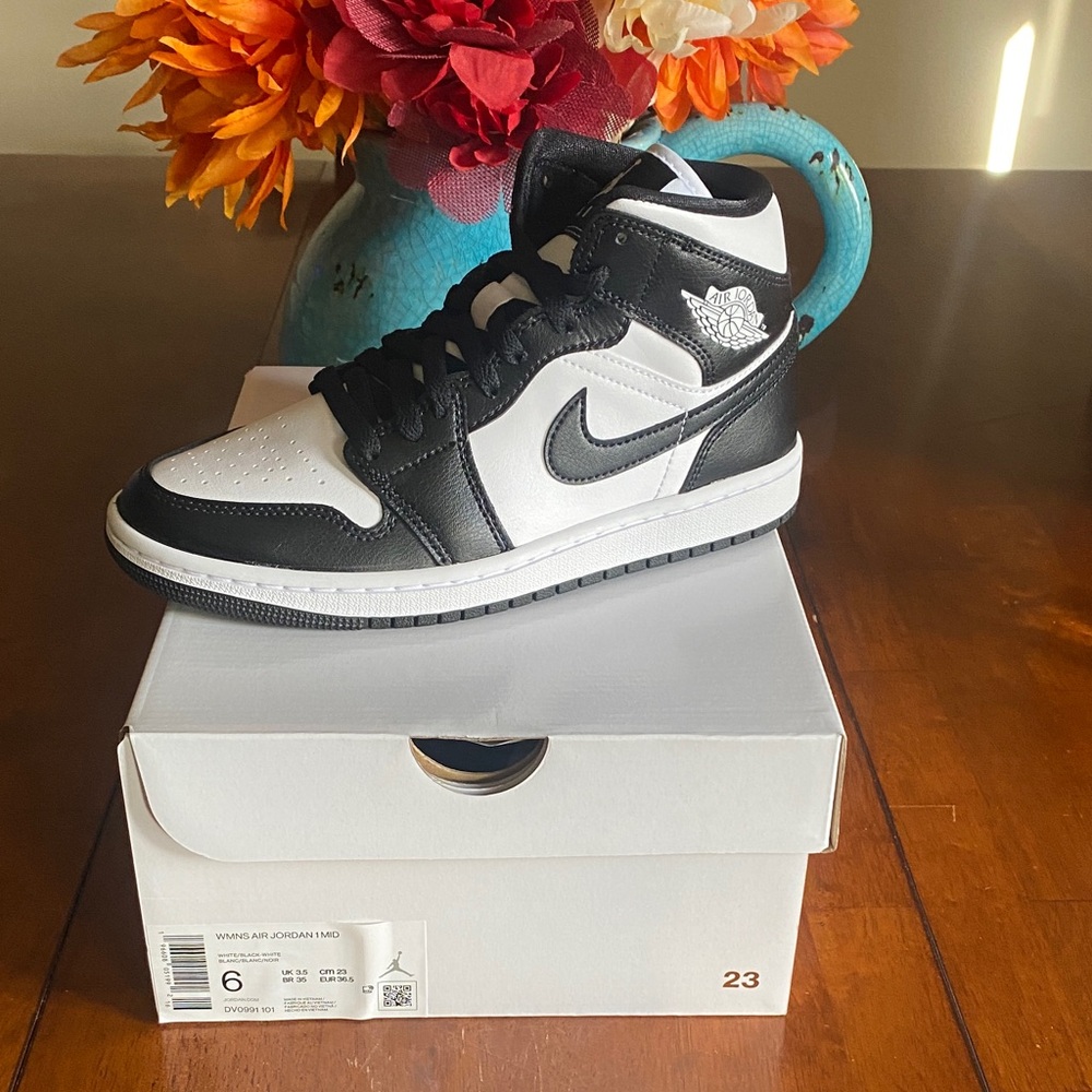 Nike Air Jordan 1 Mid Black White Mid-Tops
